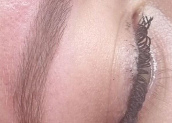 Sourcil soigné à Dimension Parfaite, Massy, Île-de-France, FR, montrant expertise en soins de beauté.