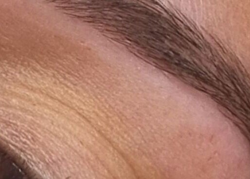 Sourcils soigneusement épilés à Dimension Parfaite, Massy, Île-de-France, FR.