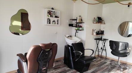 Intérieur chic de DC Coiffure à Saint-martin-de-valgalgues, Occitanie, FR avec équipements modernes.