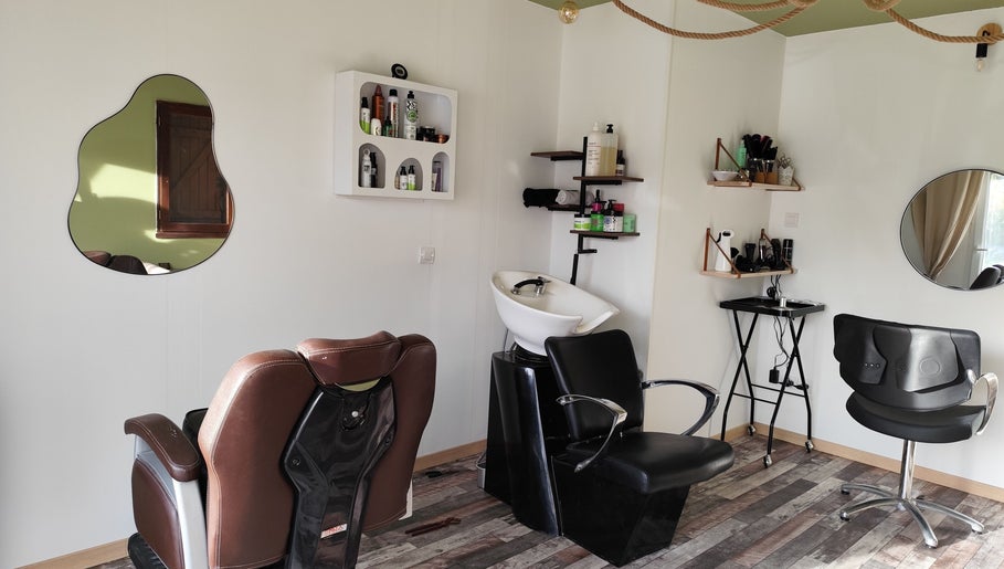 Intérieur moderne de DC Coiffure à Saint-martin-de-valgalgues, Occitanie, FR, avec fauteuils élégants et équipements de coiffure.