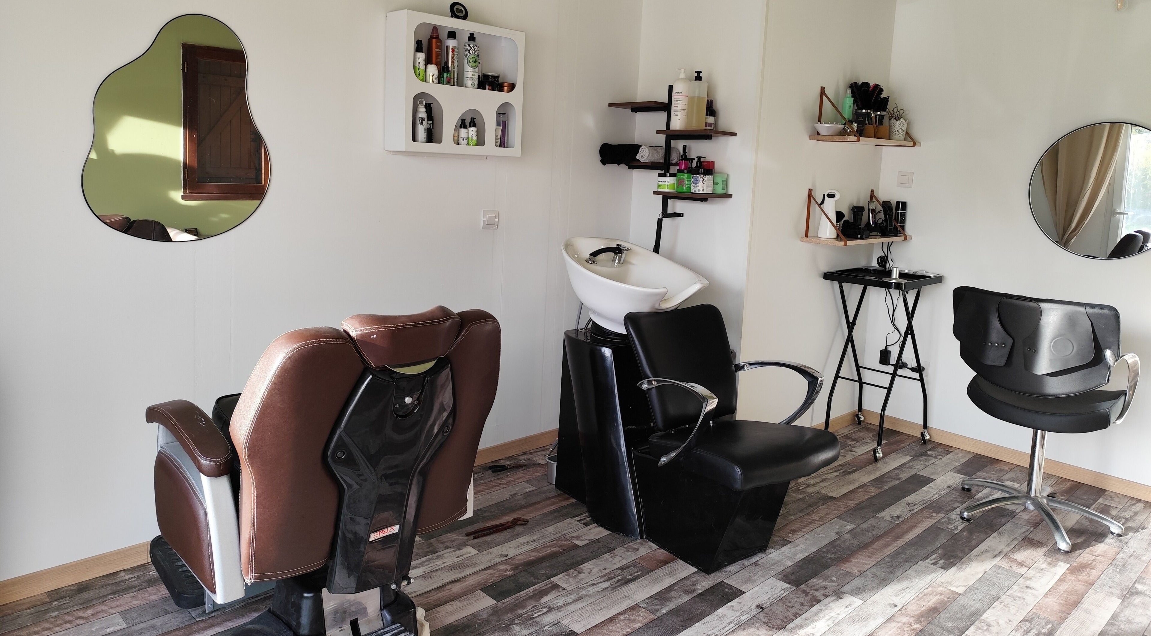 Salon moderne chez DC Coiffure à Saint-martin-de-valgalgues, Occitanie, FR avec fauteuils et miroirs élégants.