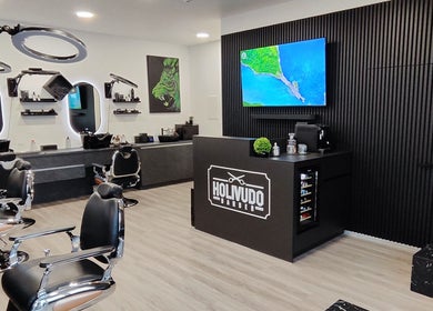 Stilinga Holivudo Barber viduje Klaipėda, Klaipėdos Apskritis, LT. Patogi aplinka su moderniais įrenginiais.