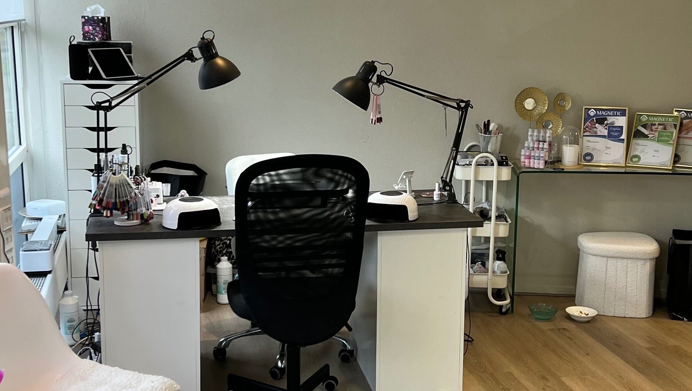 Nailstudio bij Nails by Deetje in Ijsselstein, Utrecht, NL. Modern ingericht met professionele nagelapparatuur.