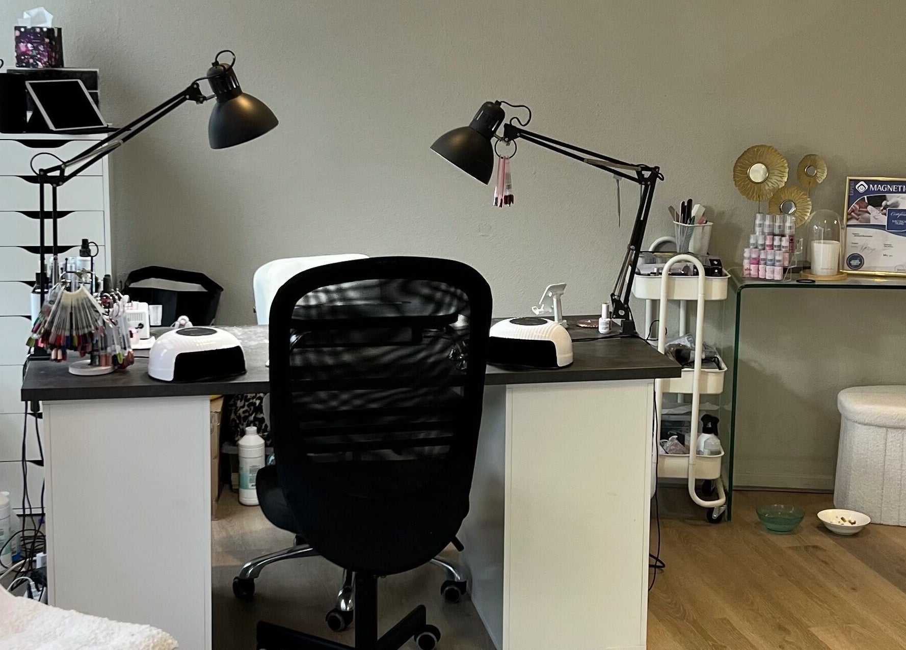 Nailstudio bij Nails by Deetje in Ijsselstein, Utrecht, NL. Modern ingericht met professionele nagelapparatuur.