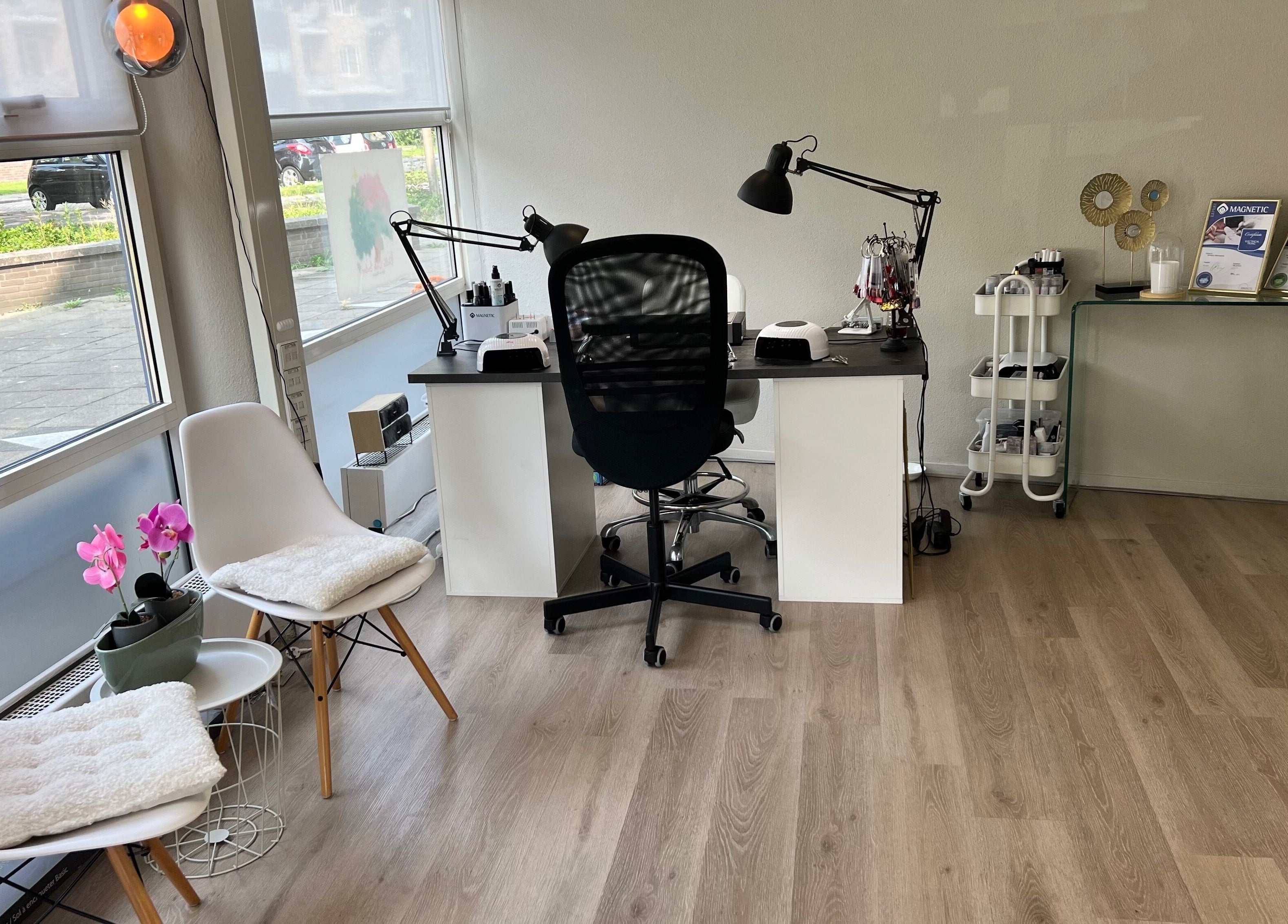 Rustige nagelstudio bij Nails by Deetje, Ijsselstein, Utrecht, NL met stijlvolle decoratie en comfortabele stoelen.