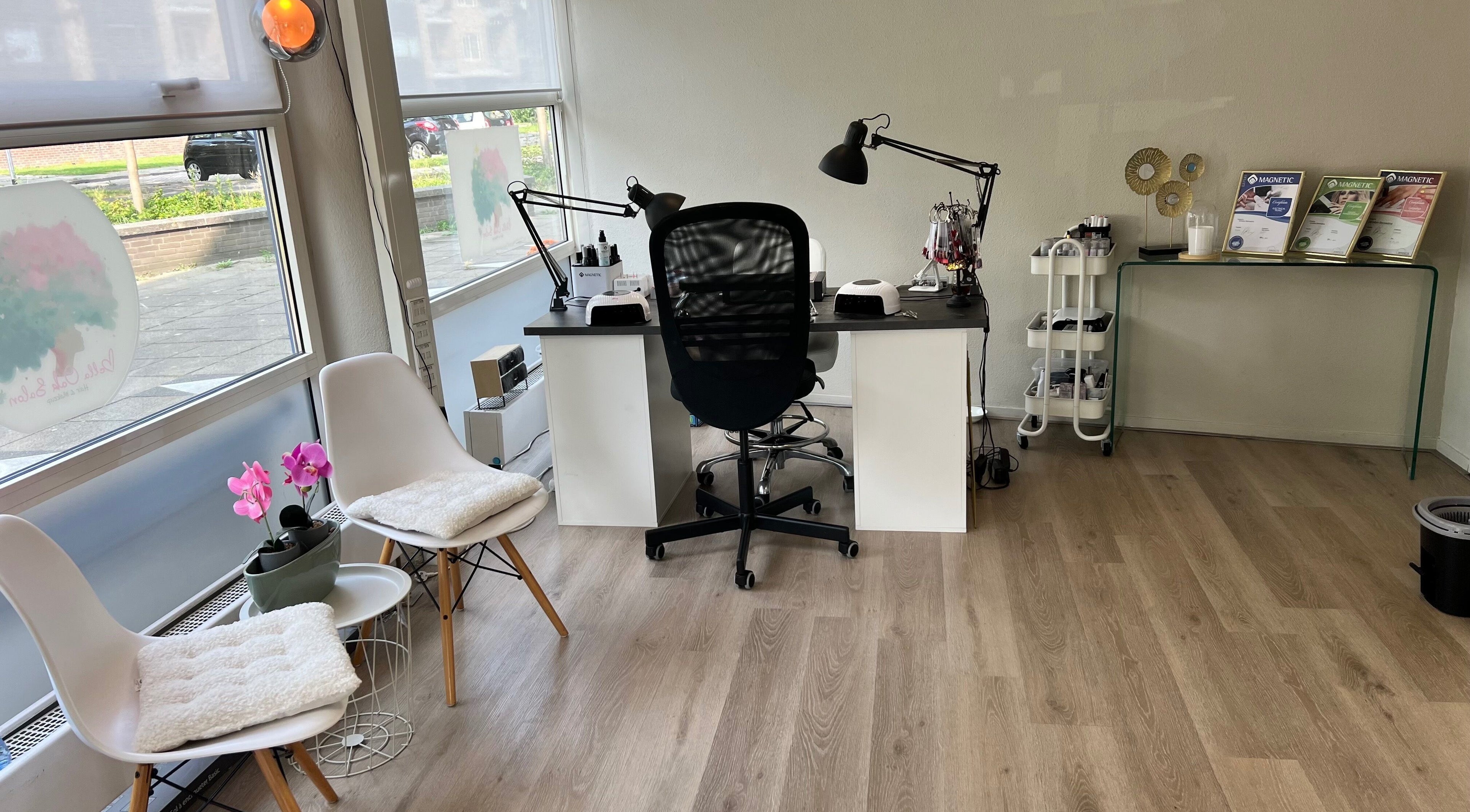Rustige nagelstudio bij Nails by Deetje, Ijsselstein, Utrecht, NL met stijlvolle decoratie en comfortabele stoelen.