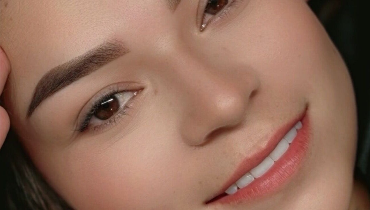 Primer plano de una sonrisa con cejas impecables en Glow Up Studio, Bucaramanga, Santander, CO.