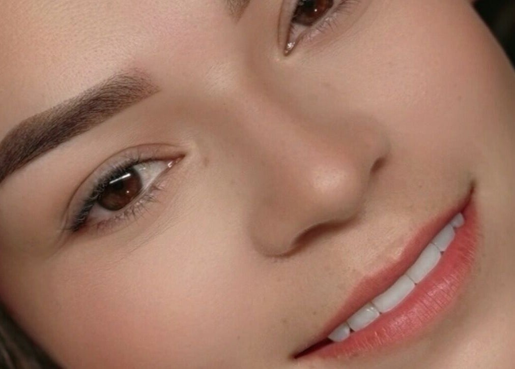 Primer plano de una sonrisa con cejas impecables en Glow Up Studio, Bucaramanga, Santander, CO.