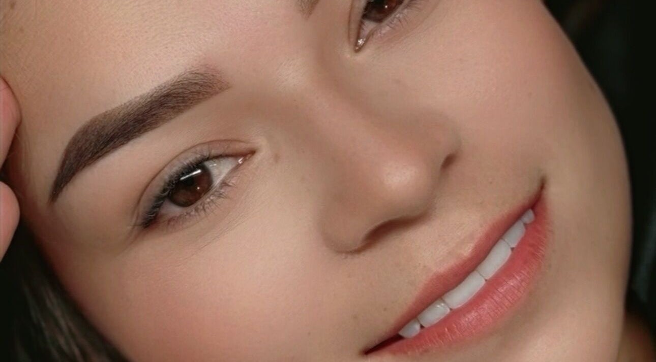 Primer plano de una sonrisa con cejas impecables en Glow Up Studio, Bucaramanga, Santander, CO.
