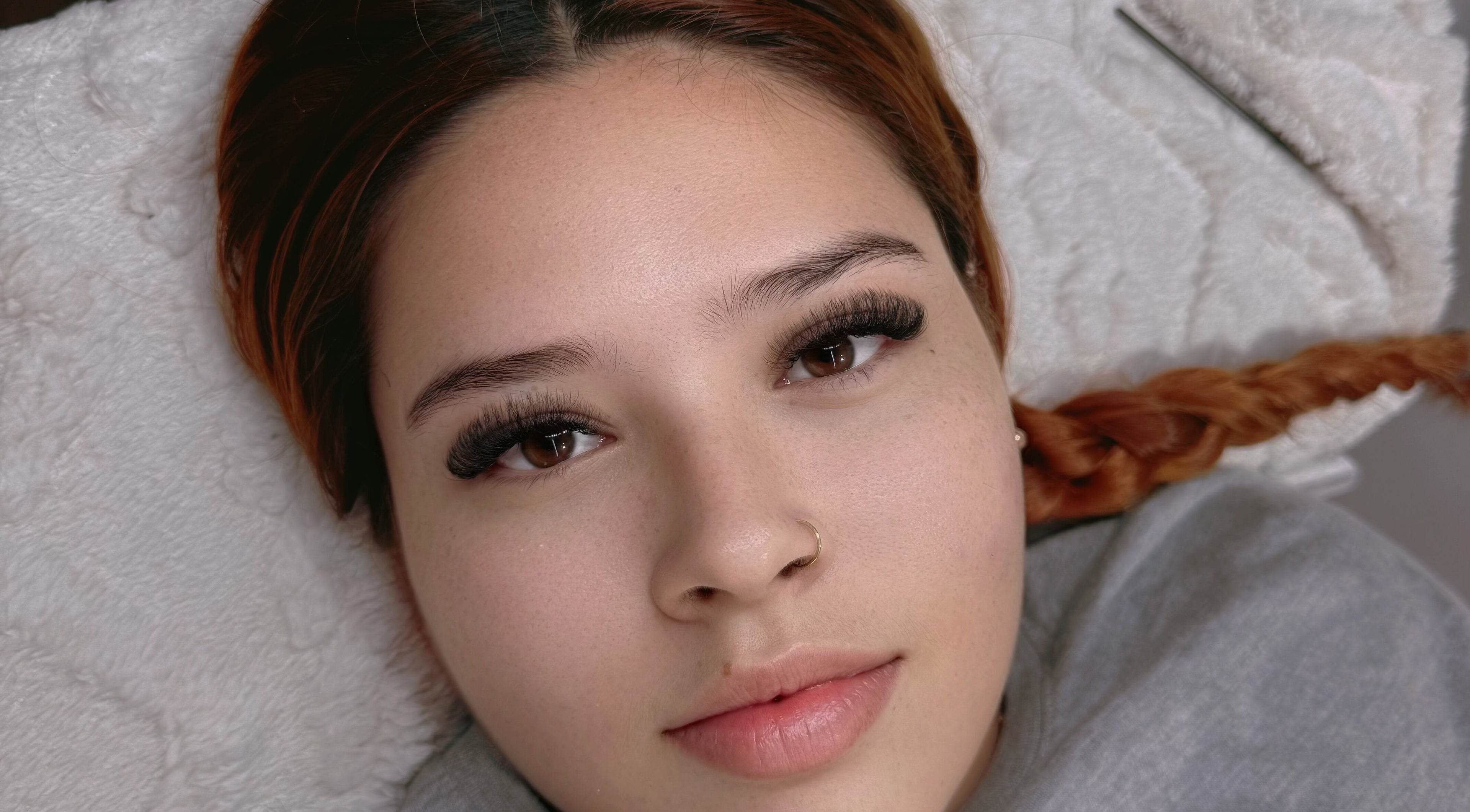 Servicio de extensión de pestañas en Glow Up Studio, Bucaramanga, Santander, CO.