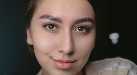 Cejas impecables en Glow up studio, Bucaramanga, Santander, CO. Belleza y cuidado personal.