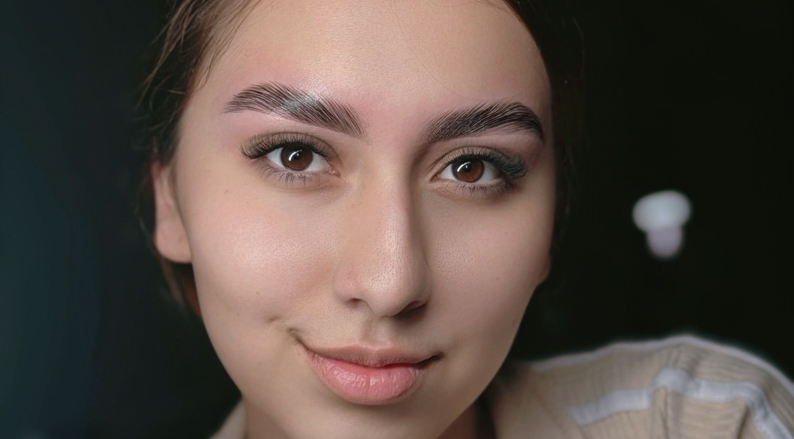 Cejas impecables en Glow up studio, Bucaramanga, Santander, CO. Belleza y cuidado personal.