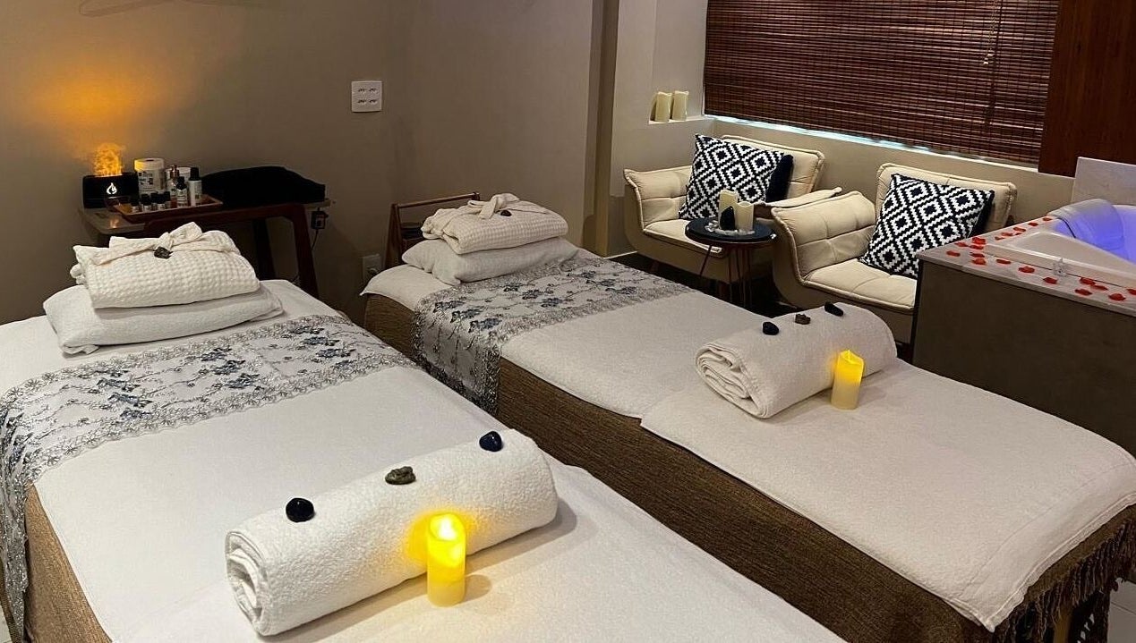 Sala de massagem com camas decoradas no Espaço Wellness SPA Urbano - Niterói - Icaraí, Niterói, Rio De Janeiro, BR.