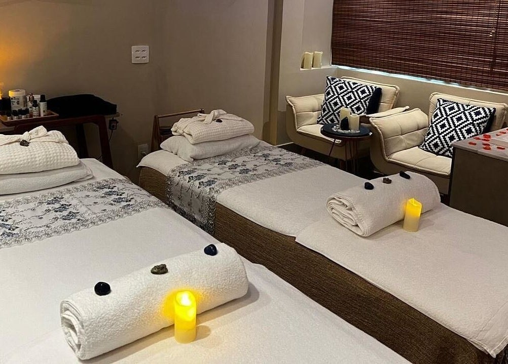 Sala de massagem com camas decoradas no Espaço Wellness SPA Urbano - Niterói - Icaraí, Niterói, Rio De Janeiro, BR.