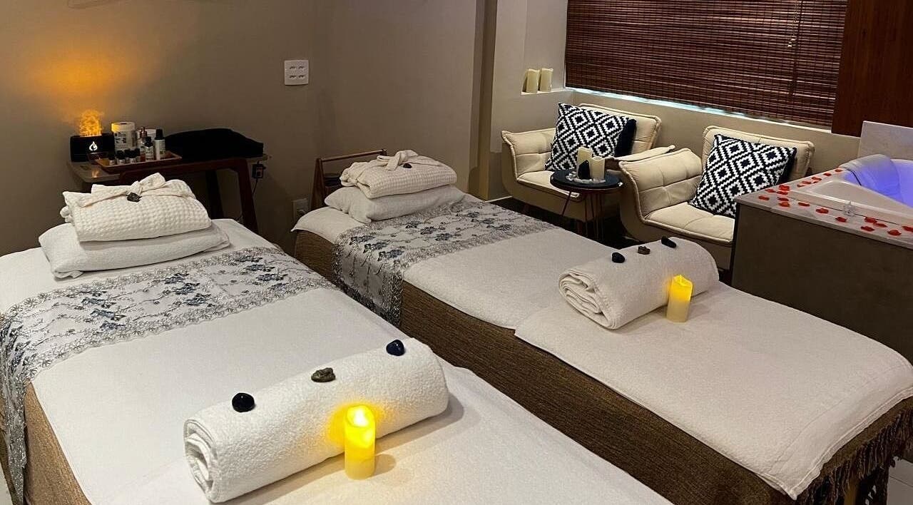Sala de massagem com camas decoradas no Espaço Wellness SPA Urbano - Niterói - Icaraí, Niterói, Rio De Janeiro, BR.