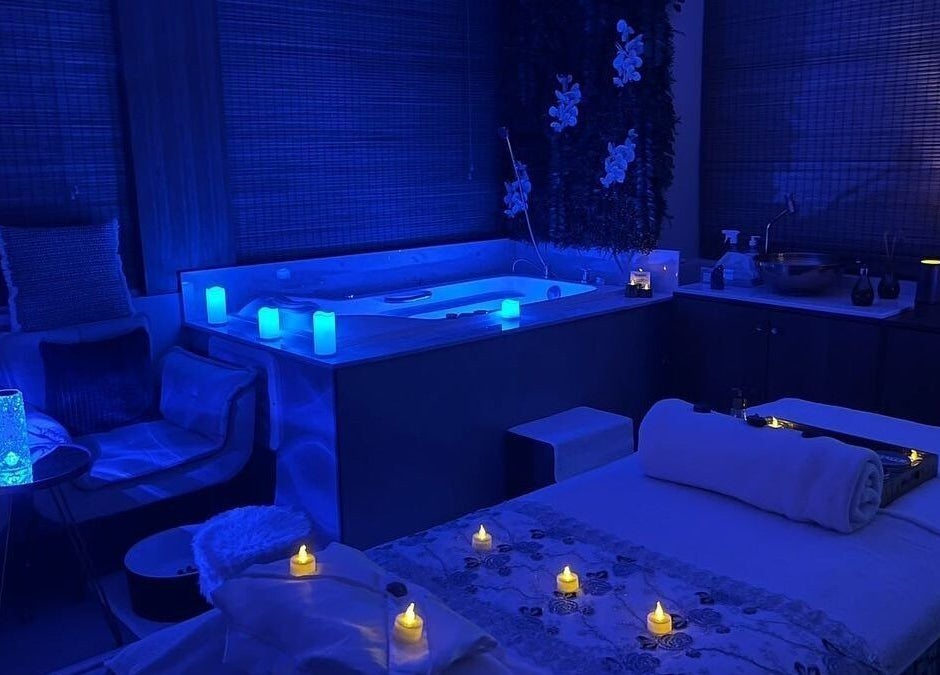 Ambiente relaxante com velas e jacuzzi no Espaço Wellness SPA Urbano - Niterói - Icaraí, Niterói, Rio de Janeiro, BR.