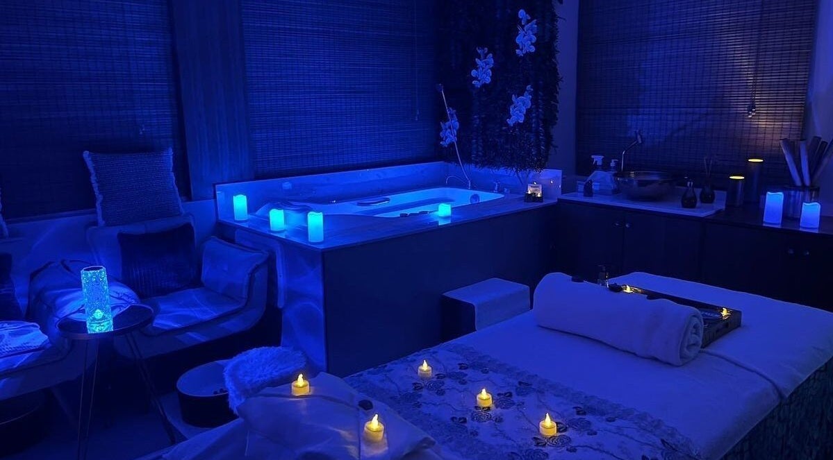 Ambiente relaxante com velas e jacuzzi no Espaço Wellness SPA Urbano - Niterói - Icaraí, Niterói, Rio de Janeiro, BR.