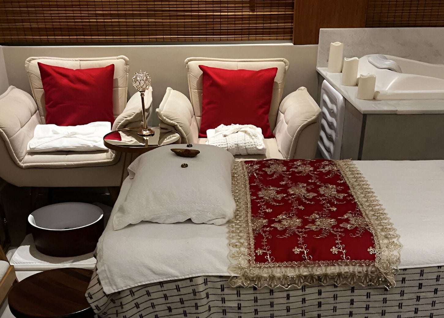 Espaço relaxante no Espaço Wellness SPA Urbano - Niterói - Icaraí, Niterói, Rio De Janeiro, BR, com chaise e banheira.