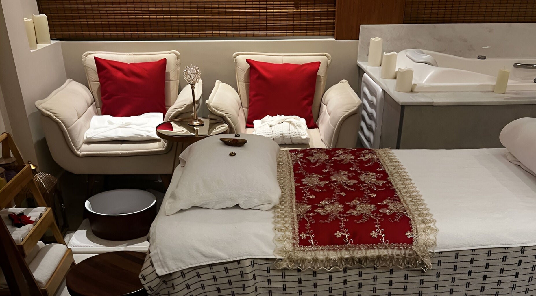 Espaço relaxante no Espaço Wellness SPA Urbano - Niterói - Icaraí, Niterói, Rio De Janeiro, BR, com chaise e banheira.