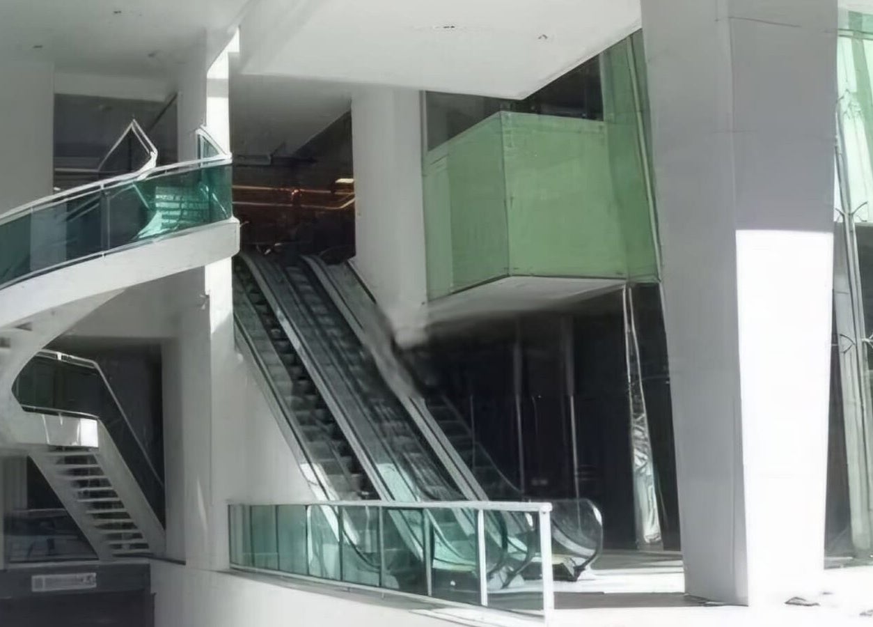 Escadaria moderna e escada rolante no Espaço Wellness SPA Urbano - Niterói - Icaraí, Niterói, Rio De Janeiro, BR.