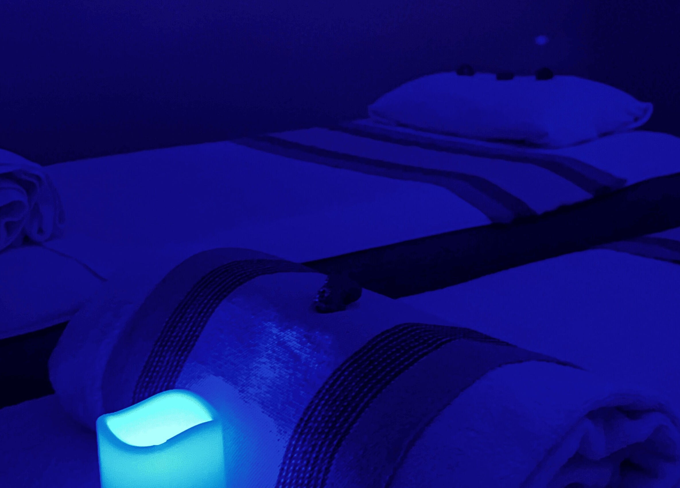 Sala de massagem com iluminação suave no Espaço Wellness SPA Urbano - Niterói - Icaraí, Niterói, Rio De Janeiro, BR.