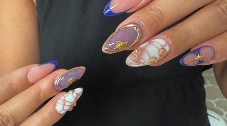 Manucure artistique à Md Beauty à Buchy, Normandie, FR, avec des ongles élégants et design créatif.
