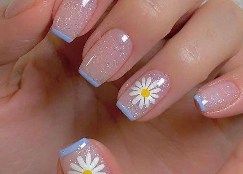 Elegant glitter nails with daisy art at Kiwiinails Pro, Fenton, Michigan, US.