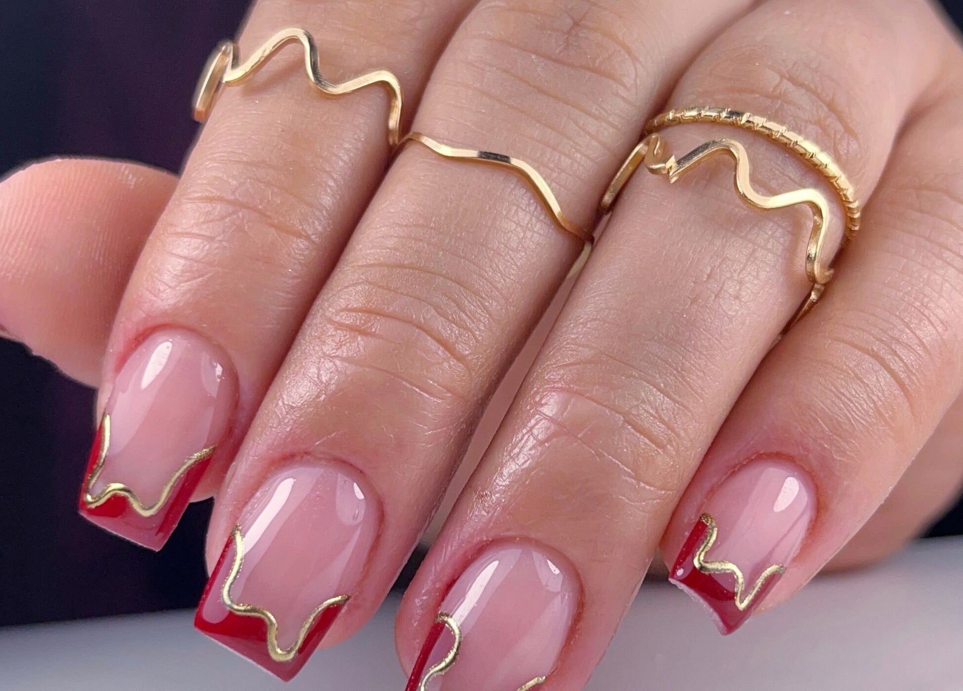 Diseño de uñas elegante con detalles dorados en Yoss Nails, Memphis, Tennessee, US.