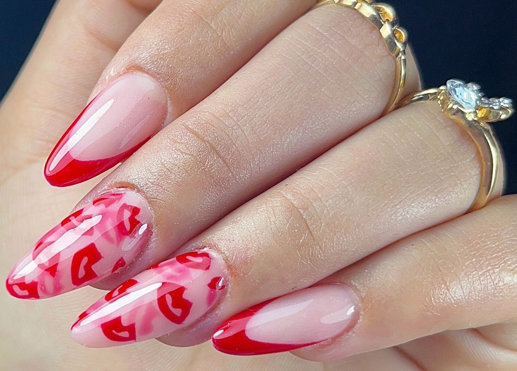 Uñas decoradas con diseño rojo en Yoss Nails, Memphis, Tennessee, US.