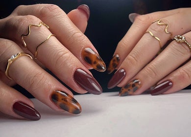 Uñas decoradas estilo tortuga en Yoss Nails, Memphis, Tennessee, US.