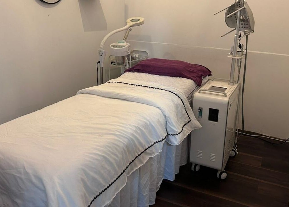 Treatment bed in a serene room at Uniflora Beaute (Medical Spa), Johor Bahru, Johor, MY, featuring top-notch equipment.