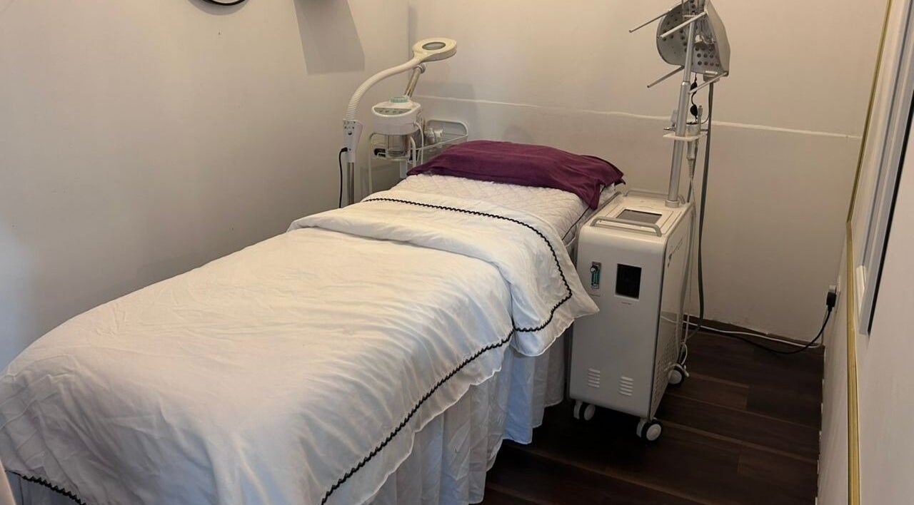 Treatment bed in a serene room at Uniflora Beaute (Medical Spa), Johor Bahru, Johor, MY, featuring top-notch equipment.