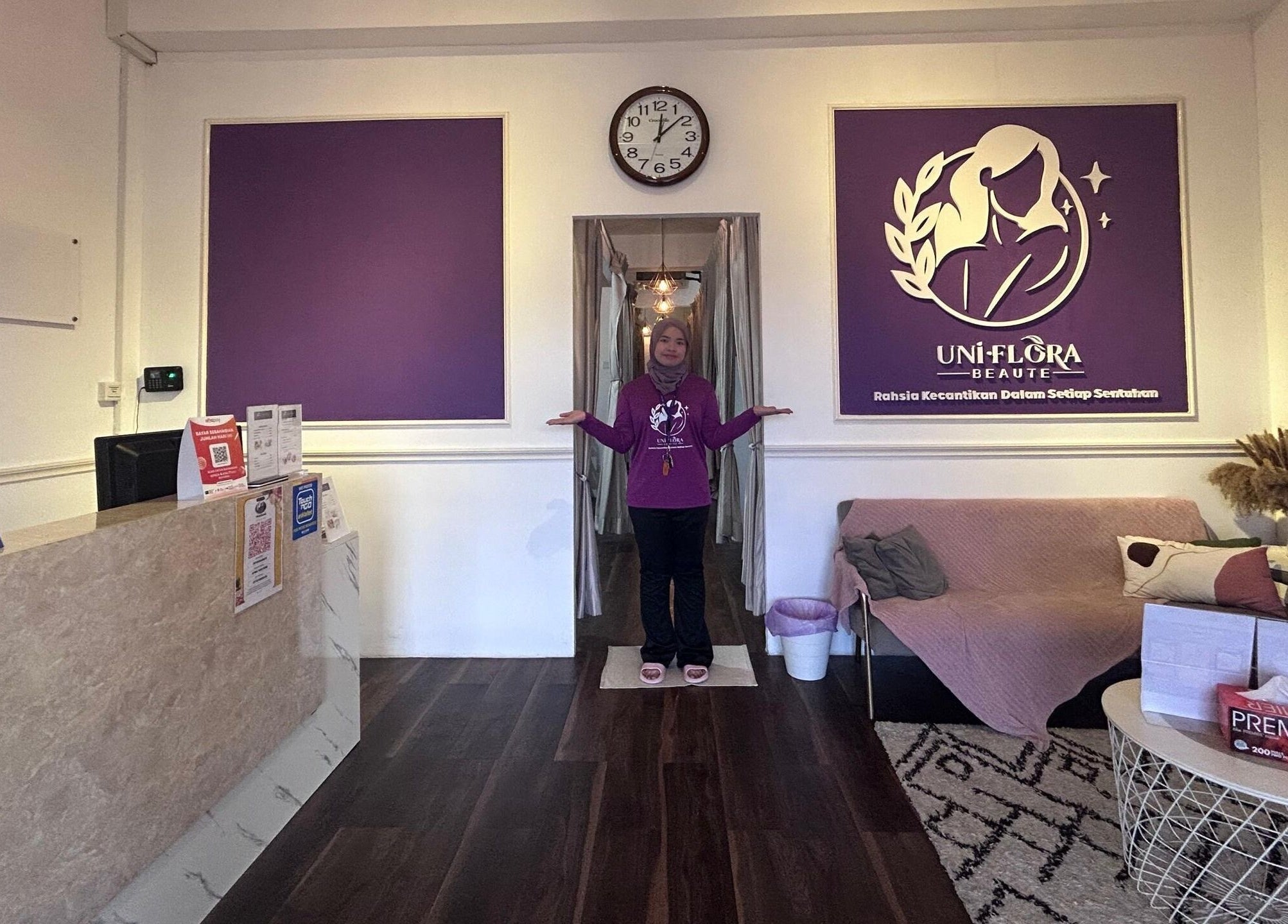 Reception area of Uniflora Beaute (Medical Spa) in Johor Bahru, Johor, MY with seating and staff member.
