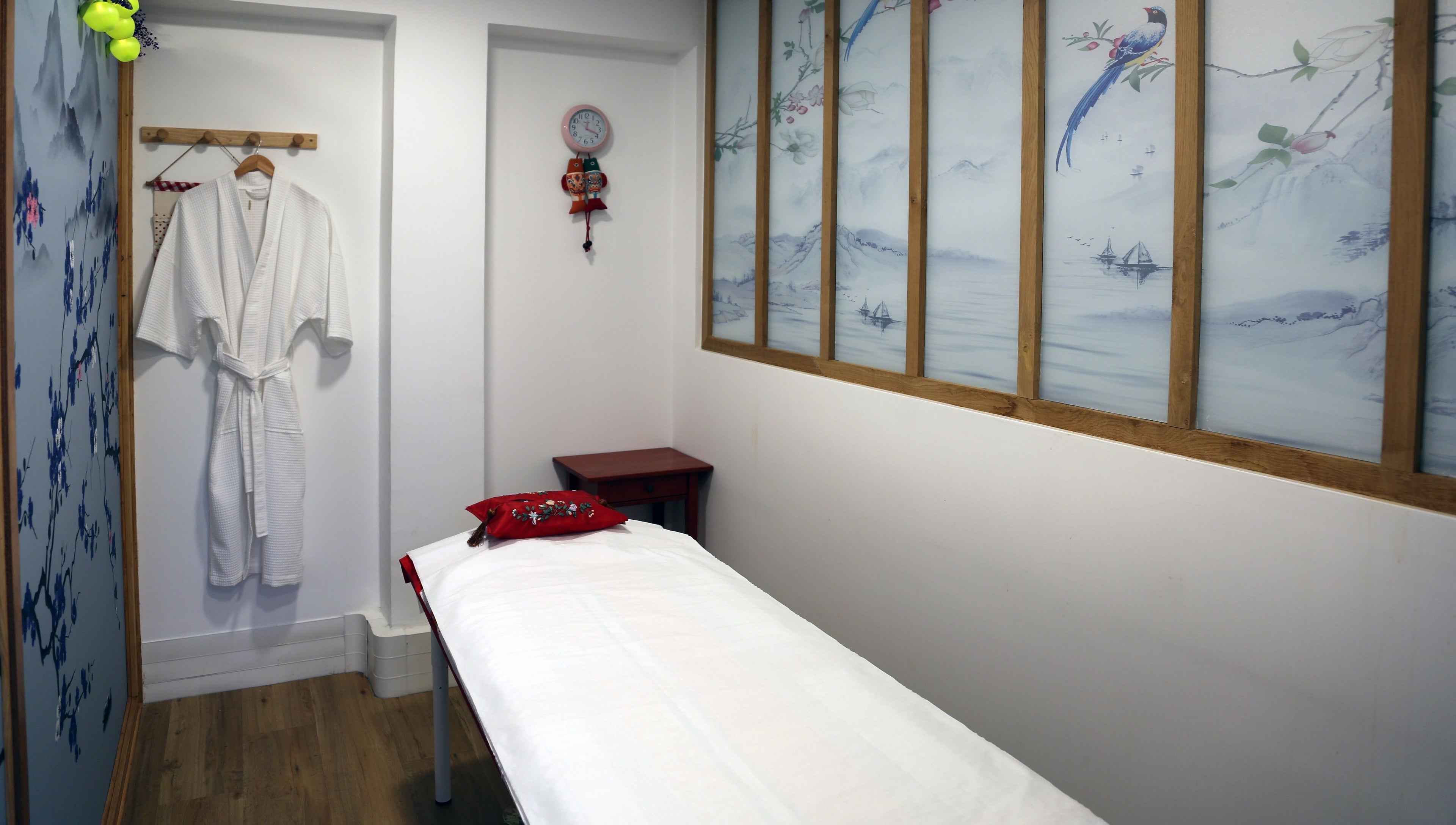 Salle de soin apaisante à Lanqi Spa - 15è, Paris, Île-de-France, FR avec un décor mural artistique et relaxant.