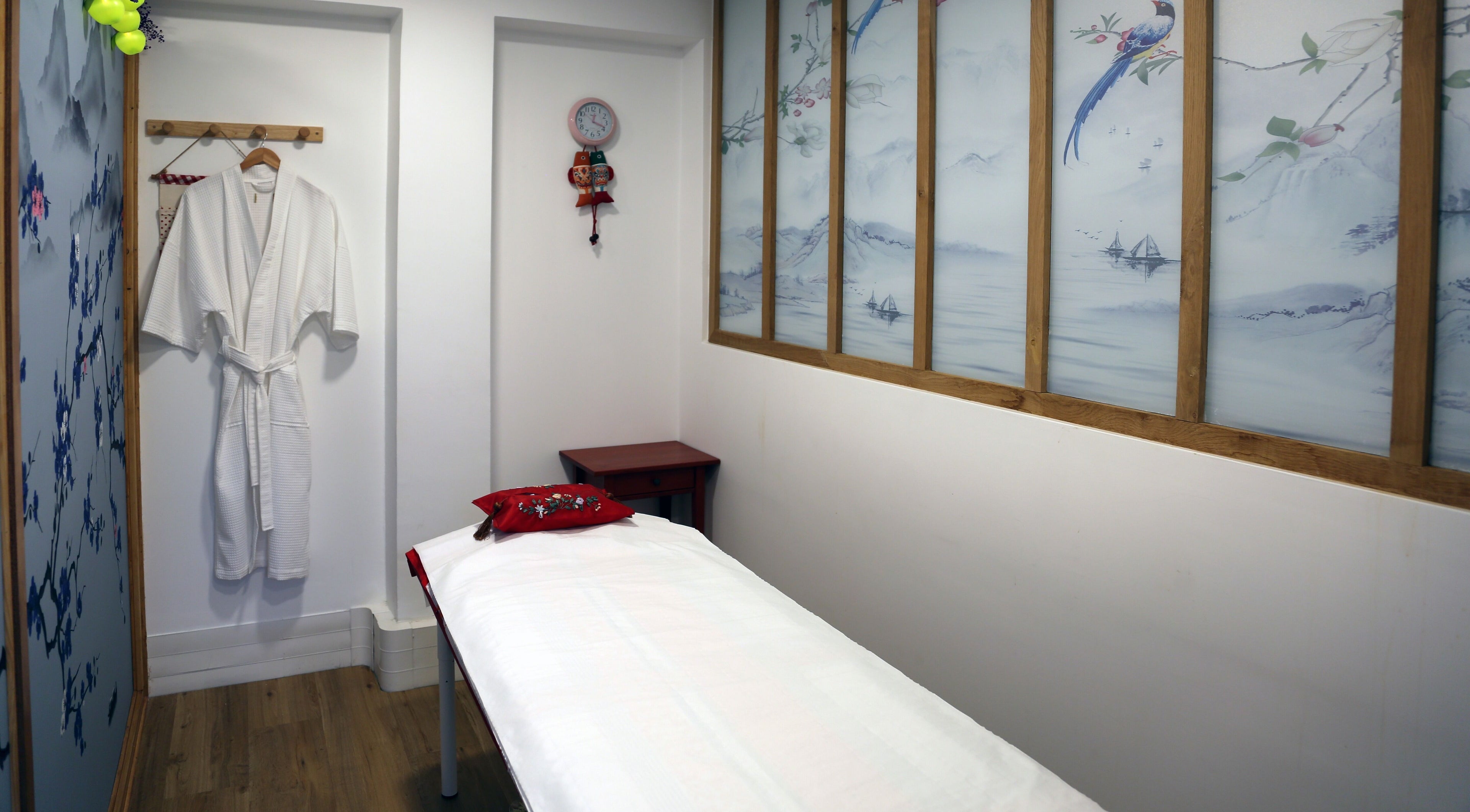 Salle de soin apaisante à Lanqi Spa - 15è, Paris, Île-de-France, FR avec un décor mural artistique et relaxant.