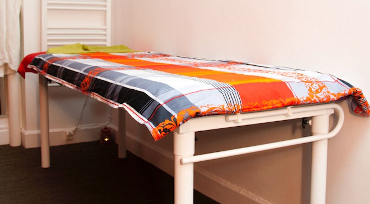 Table de soin colorée chez Lanqi Spa - Neuilly, Neuilly-sur-Seine, Île-de-France, FR.