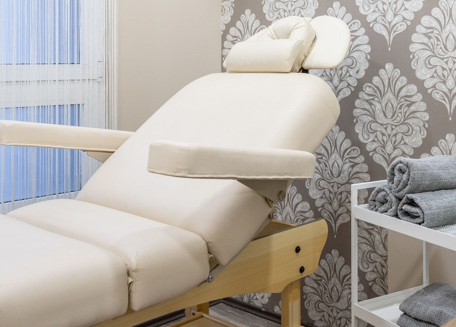 Luxurious treatment chair at Raskoljnikov Beauty Studio, Београд, RS, offering comfort and relaxation.