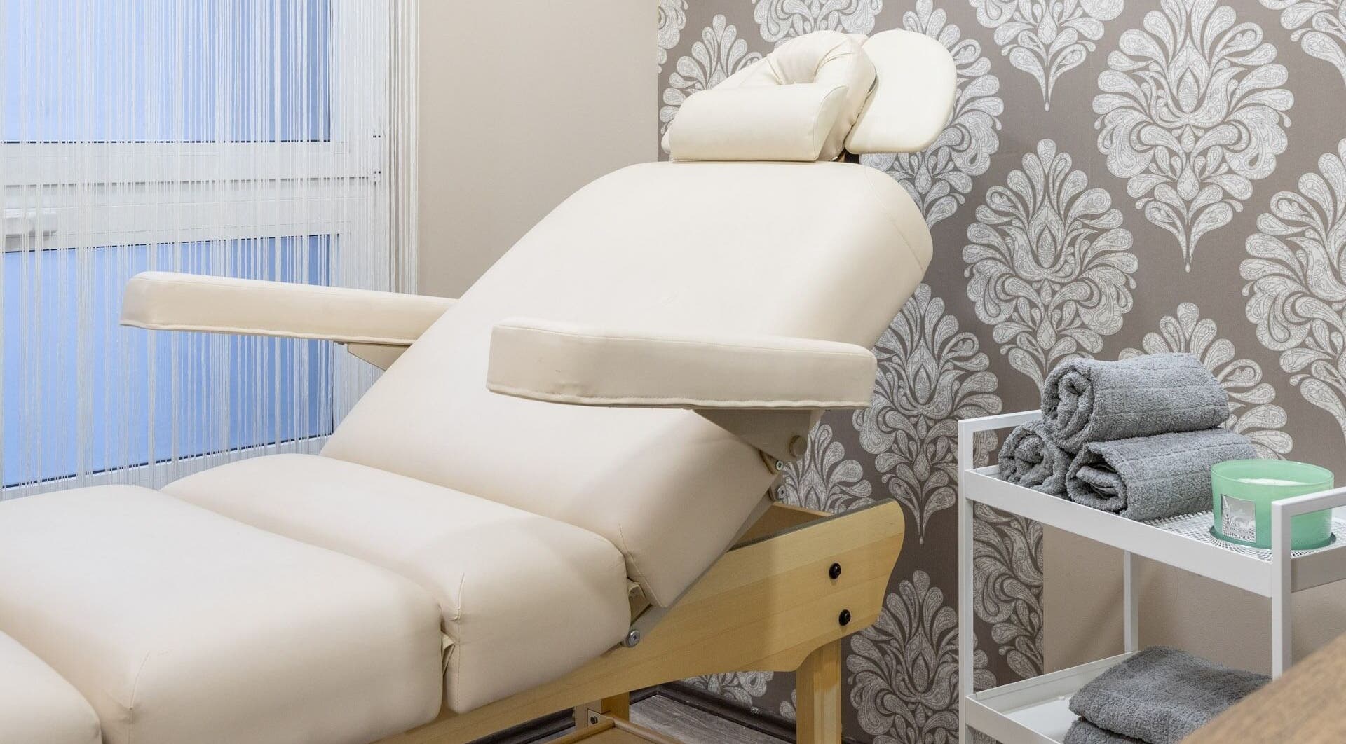 Luxurious treatment chair at Raskoljnikov Beauty Studio, Београд, RS, offering comfort and relaxation.