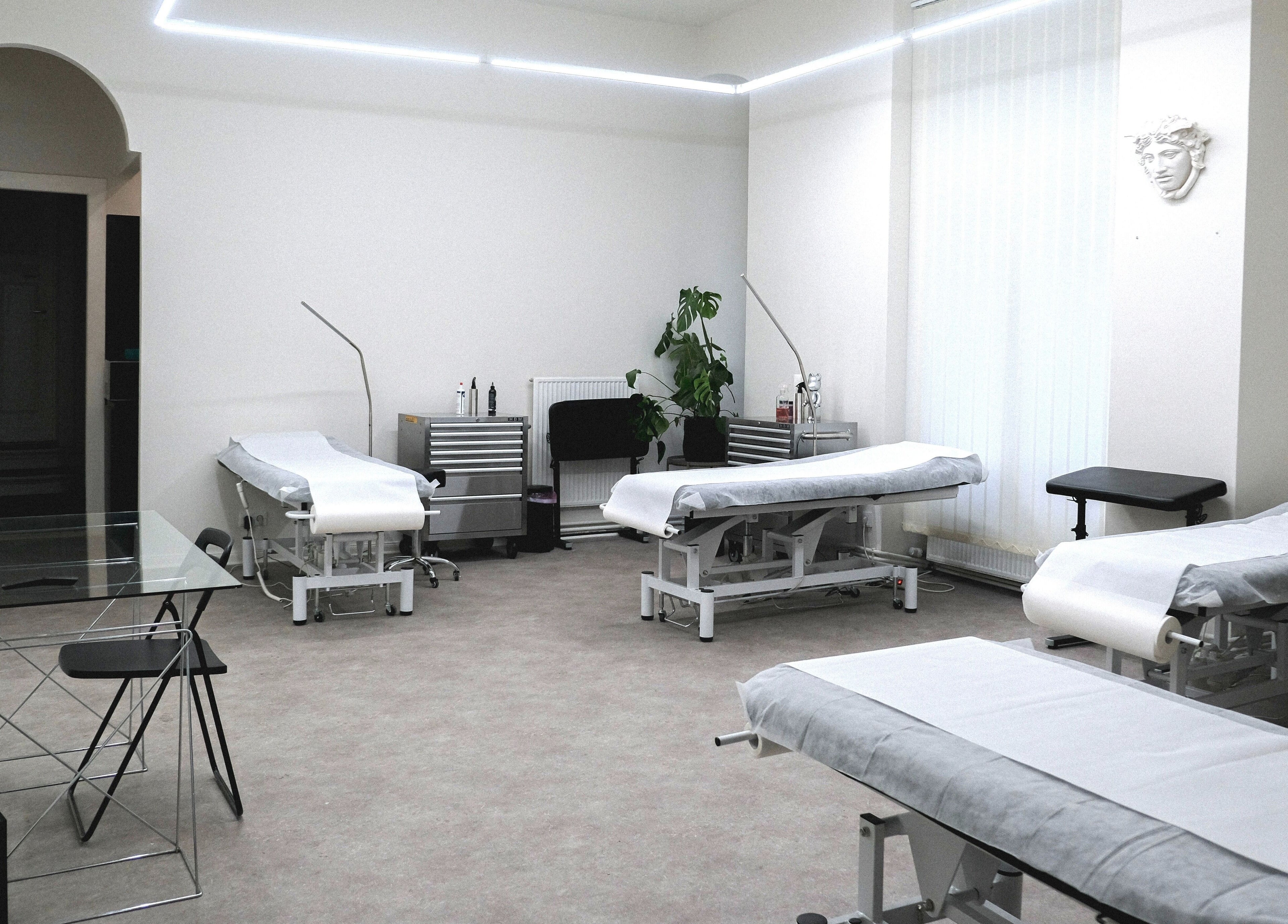 Inviting interior of Usee Tattoo Studio, Berlin, Berlin, DE, showcasing modern design and comfortable tattooing chairs.