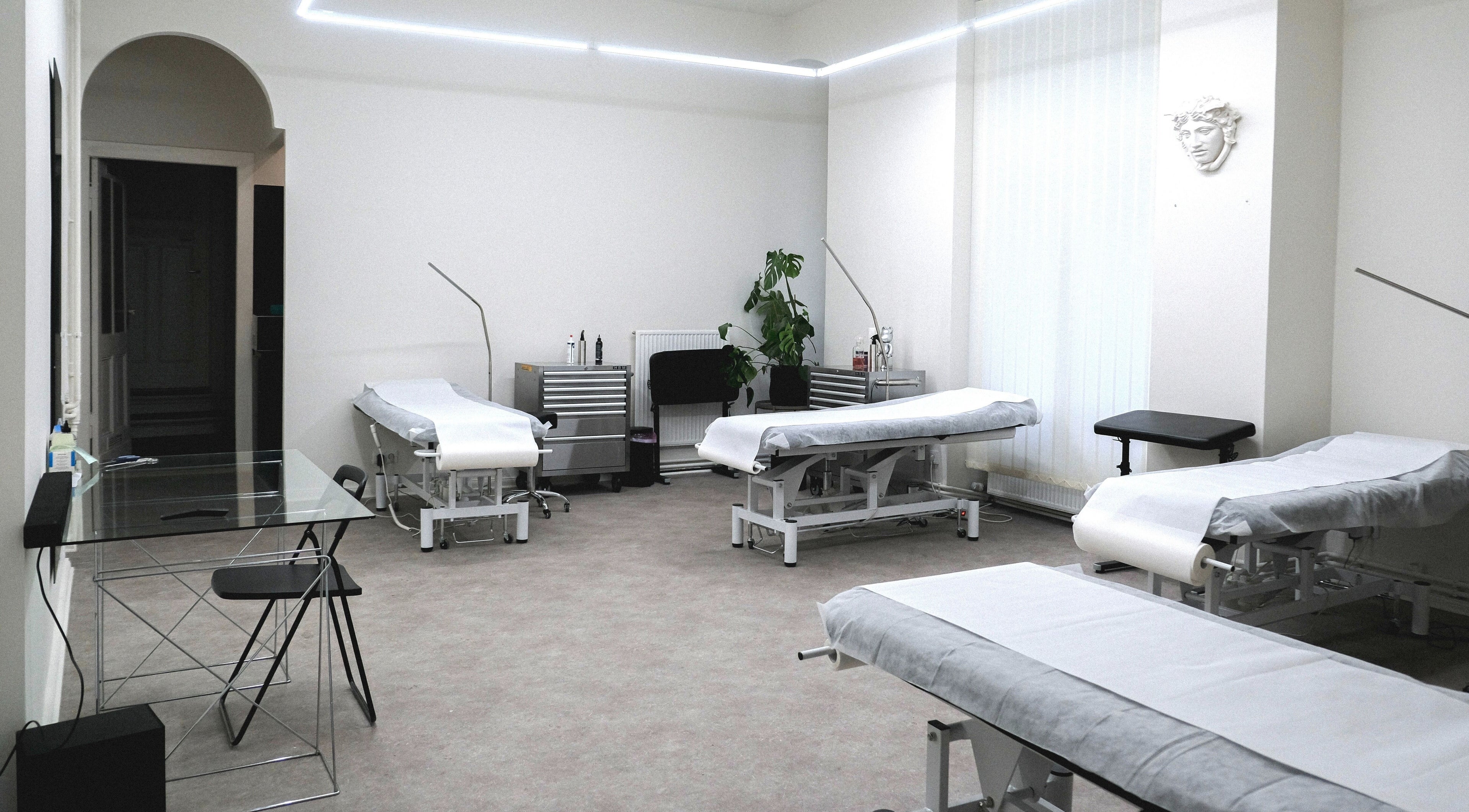 Inviting interior of Usee Tattoo Studio, Berlin, Berlin, DE, showcasing modern design and comfortable tattooing chairs.