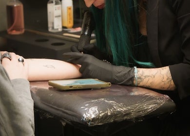 Artist creating a tattoo at Usee Tattoo Atelier in Berlin, Berlin, DE, showcasing skilled craftsmanship.