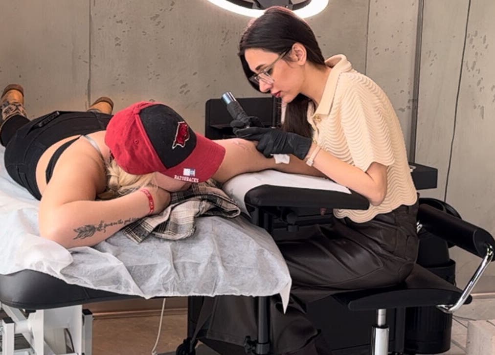 Tattoo artist at Usee Tattoo Atelier inking a client, located in Berlin, Berlin, DE.