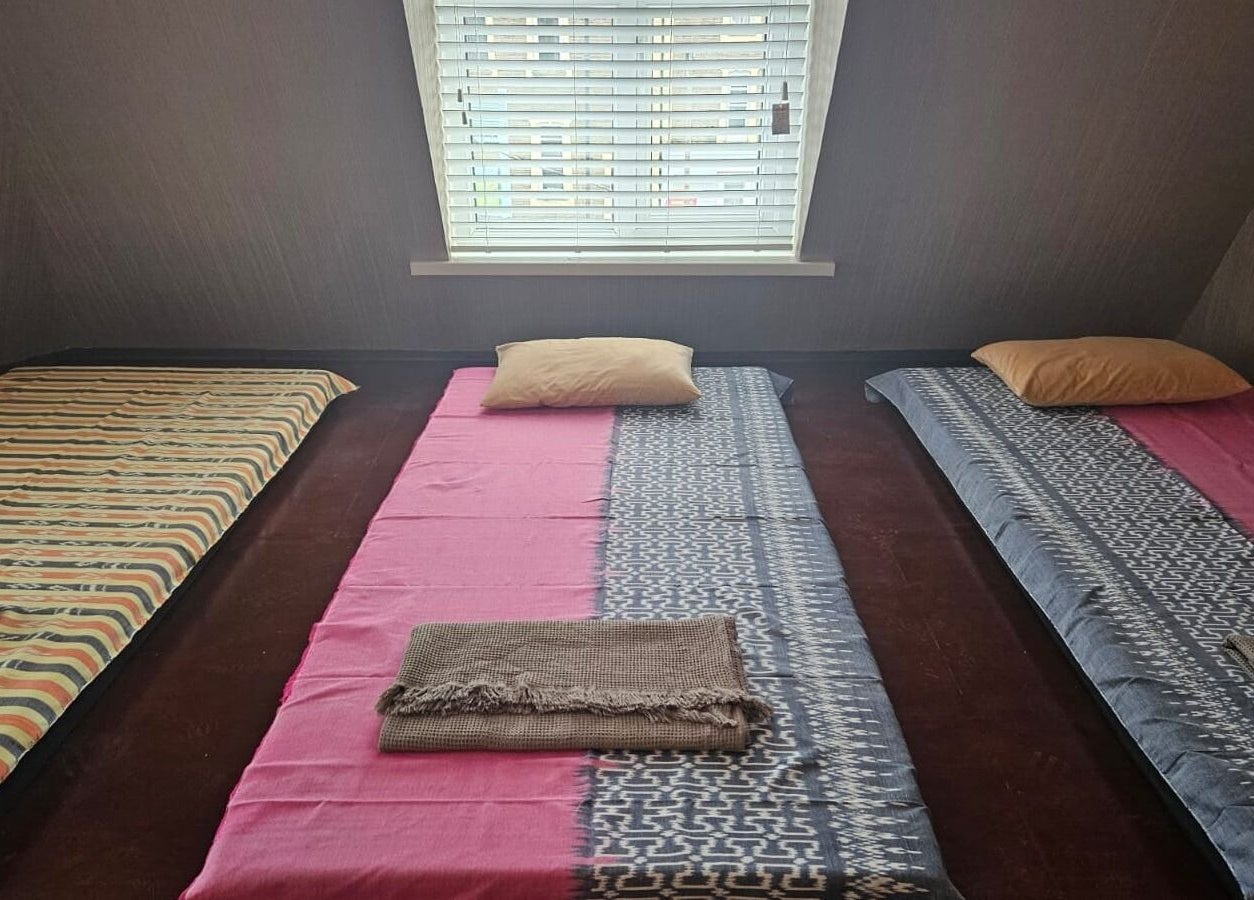 Tranquil massage room at Chatchaya Spa in Penarth, Wales, GB with cozy mats and pillows.