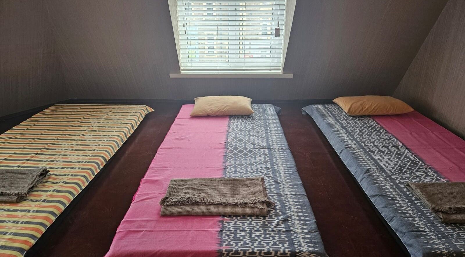 Tranquil massage room at Chatchaya Spa in Penarth, Wales, GB with cozy mats and pillows.