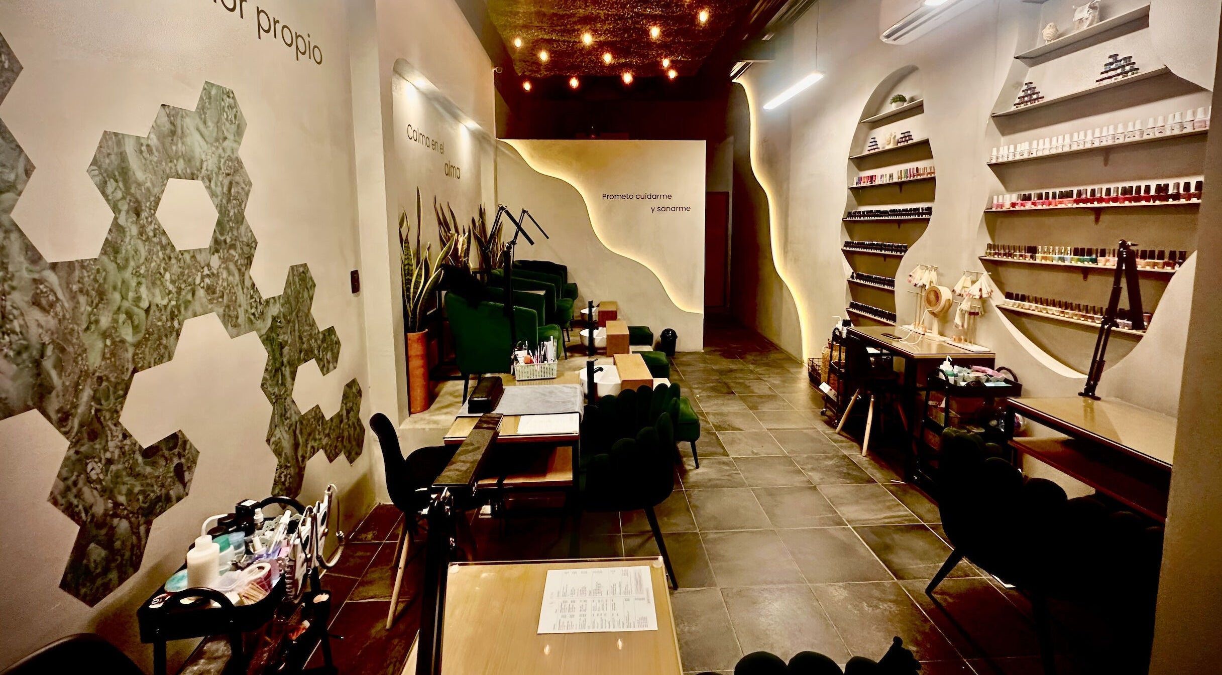 Interior acogedor de Ceremonia SPA - Uñas | Faciales | Masajes en Mérida, Yucatán, MX