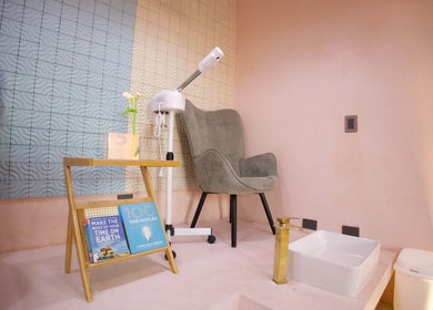 Zona de relajación en Ceremonia Uñas | Spa - Centro de Mérida, Mérida, Yucatán, MX con silla y mesa.