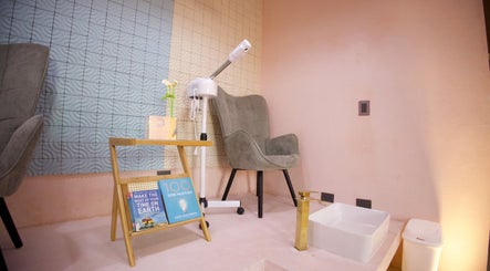 Rincón de relajación en Ceremonia Uñas | Spa - Centro de Mérida, Mérida, Yucatán, MX, decorado con silla y libros.