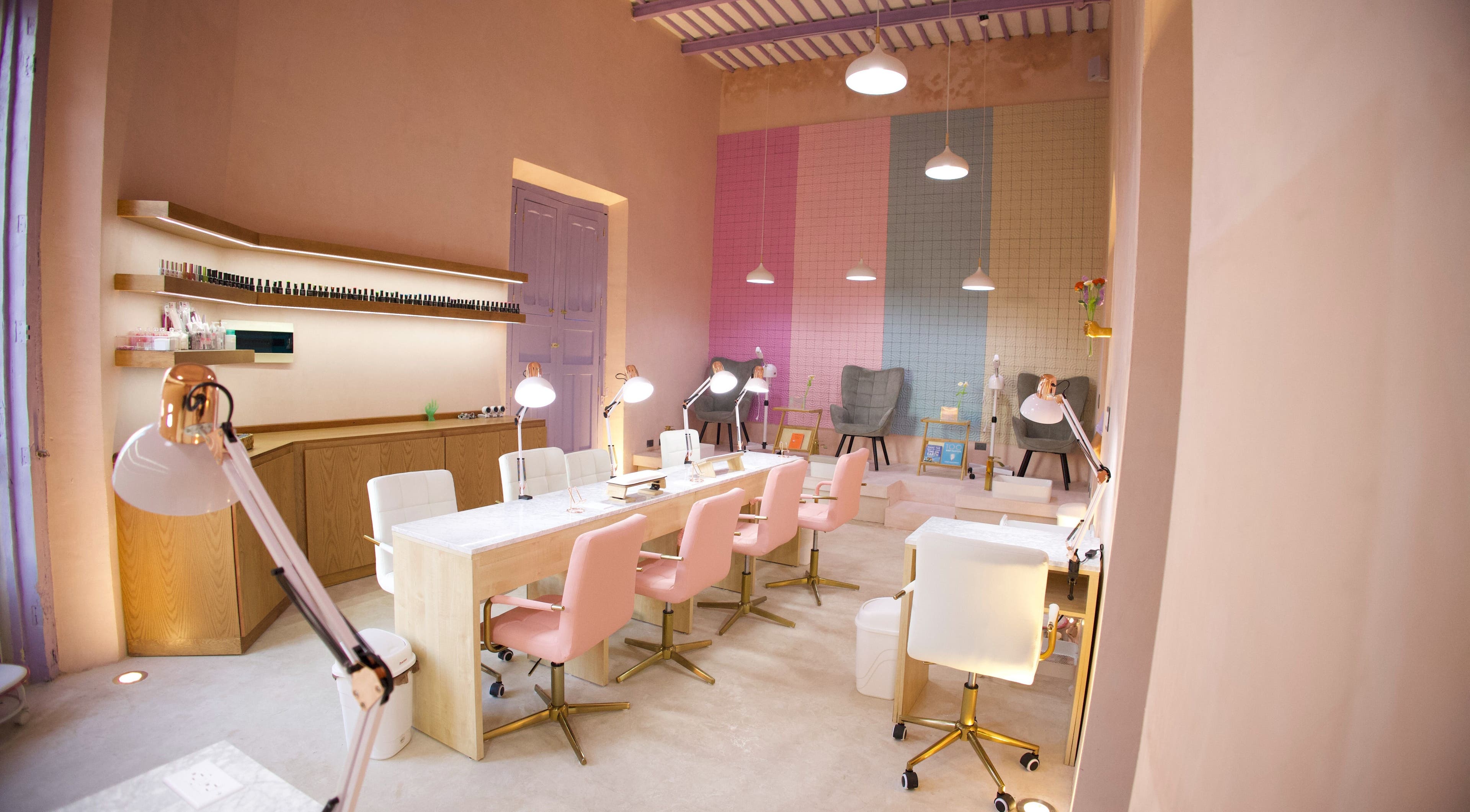 Interior moderno de Ceremonia Uñas | Spa - Centro de Mérida en Mérida, Yucatán, MX con sillas elegantes.