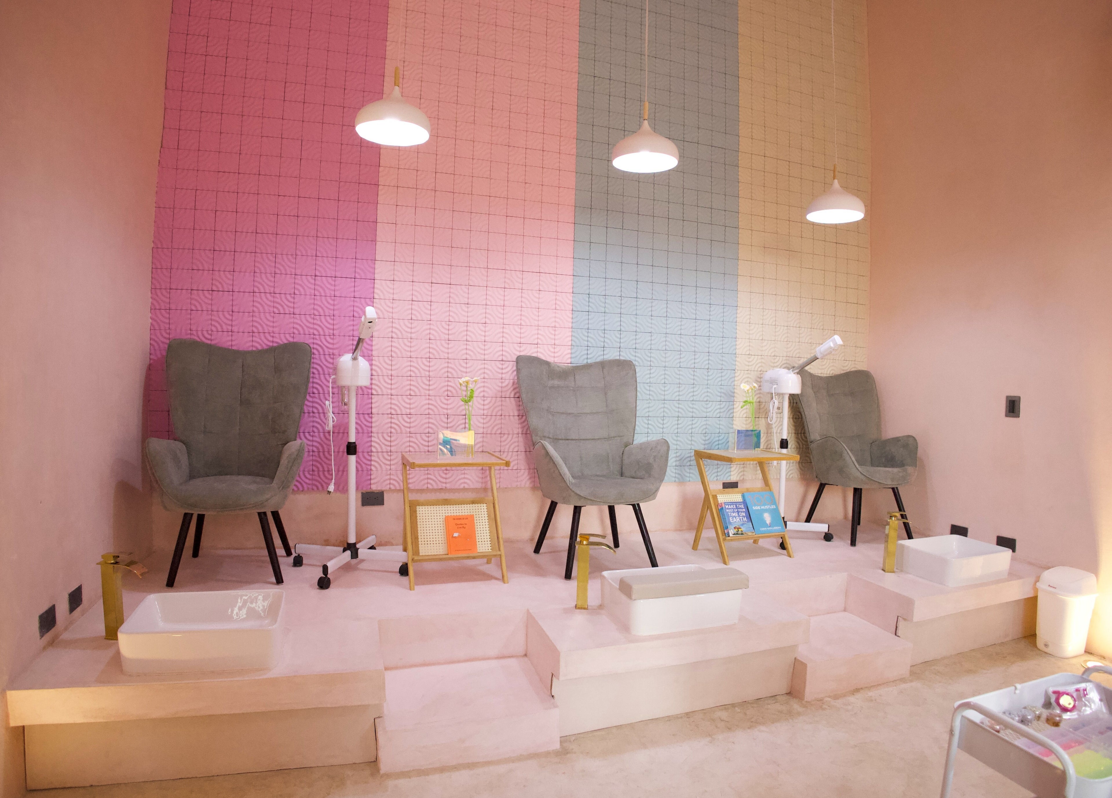Zona de pedicura en Ceremonia Uñas | Spa - Centro de Mérida, Mérida, Yucatán, MX, con sillones y luces modernas.