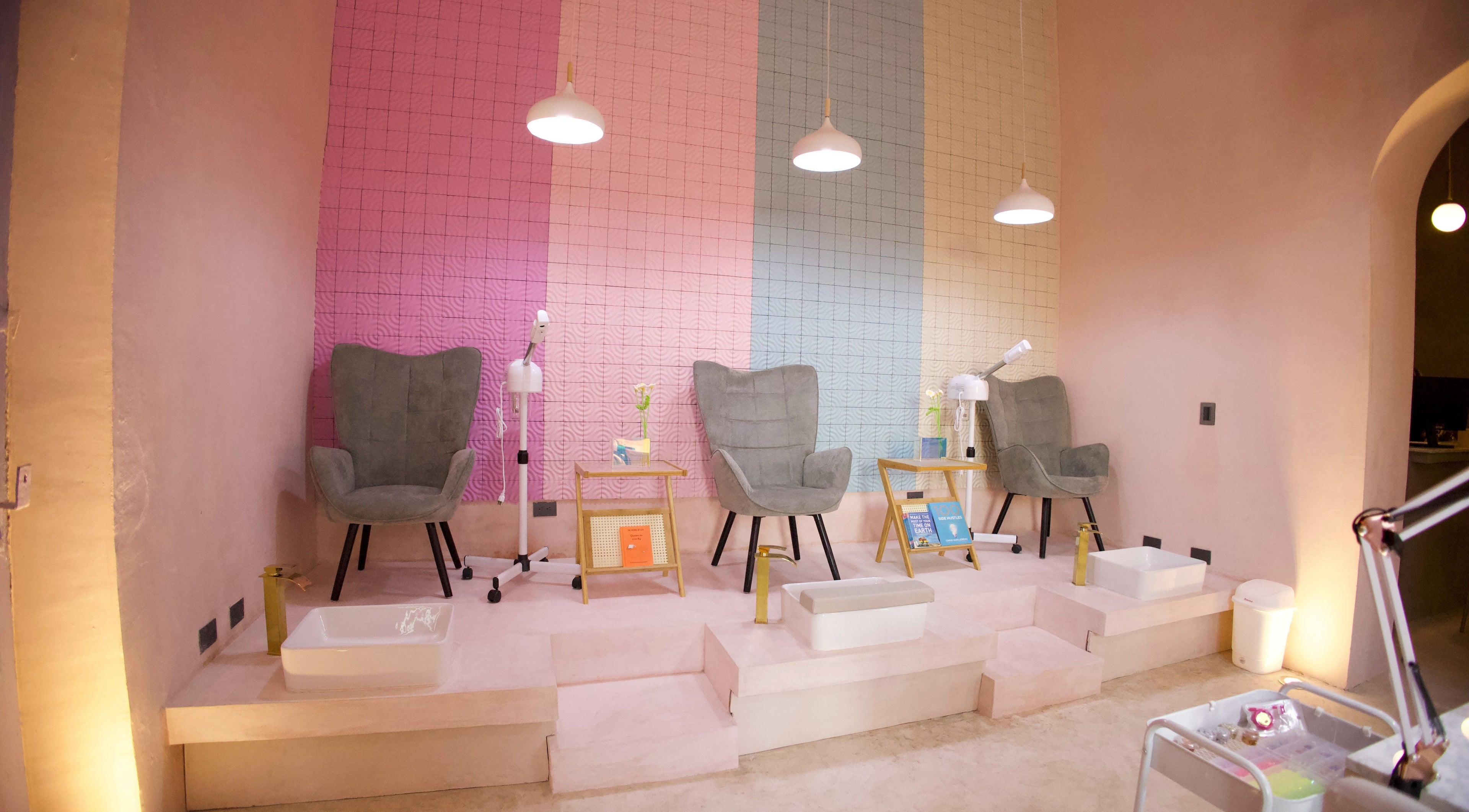 Zona de pedicura en Ceremonia Uñas | Spa - Centro de Mérida, Mérida, Yucatán, MX, con sillones y luces modernas.